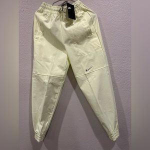 Nike women’s neon yellow cargo sptcas